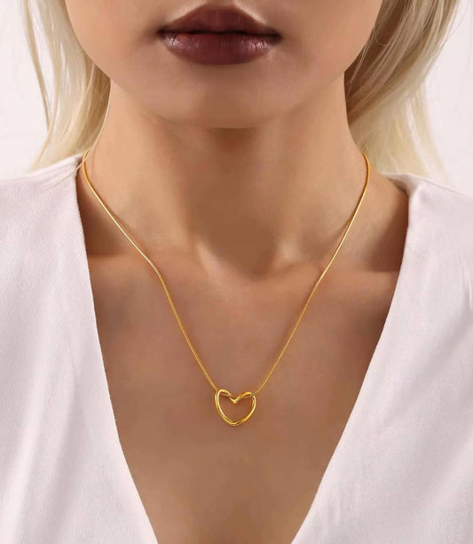 قلادة القلب الذهبي